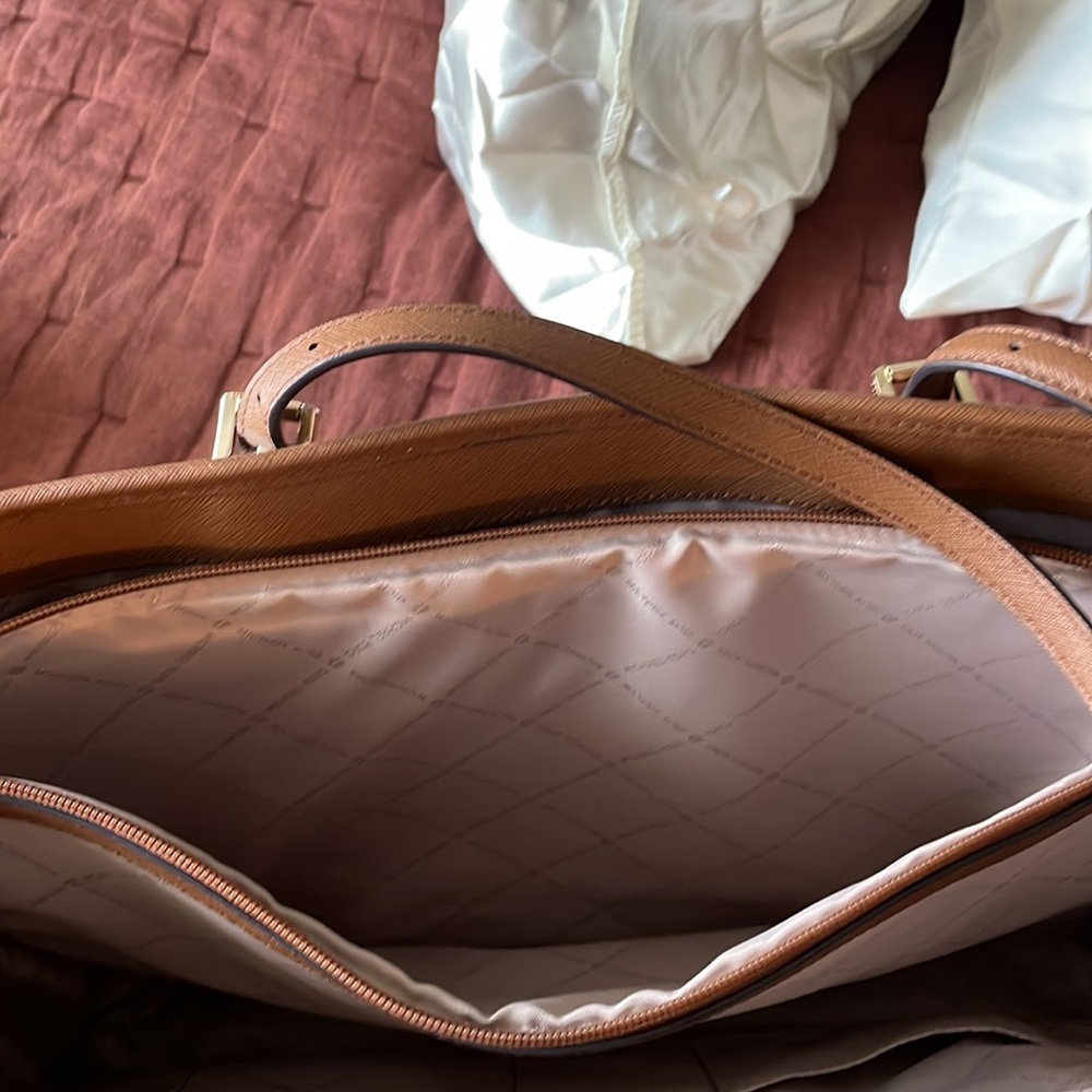 Micheal Kors new with tags jet set travel luggage. Large carry all tote. - Picture 3 of 7